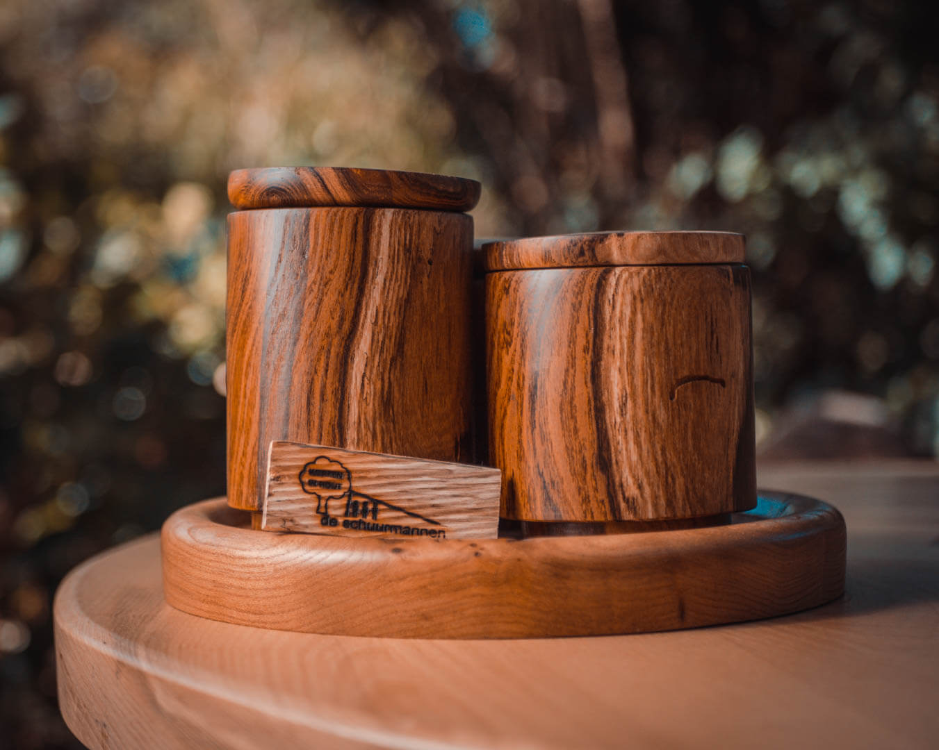 Schuurmannen-houtdraaiwerk-potten https://www.deschuurmannen.nl/wp-content/uploads/2018/10/Schuurmannen-houtdraaiwerk-potten.jpg